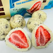 HERSHEYS FREEZE DRIED STRAWBERRY COOKIE AND CREAM