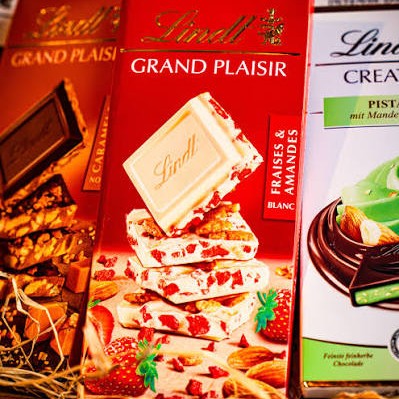 LINDT GRAND PLAISIR WHITE ALMOND STRAWBERRY BLOCK - RARE